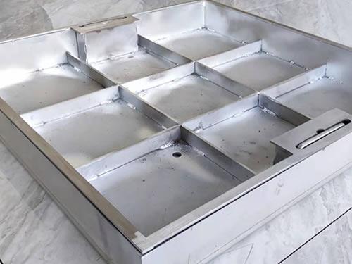 河南裕鄭金屬制品說不銹鋼井蓋與傳統(tǒng)鑄鐵井蓋的區(qū)別